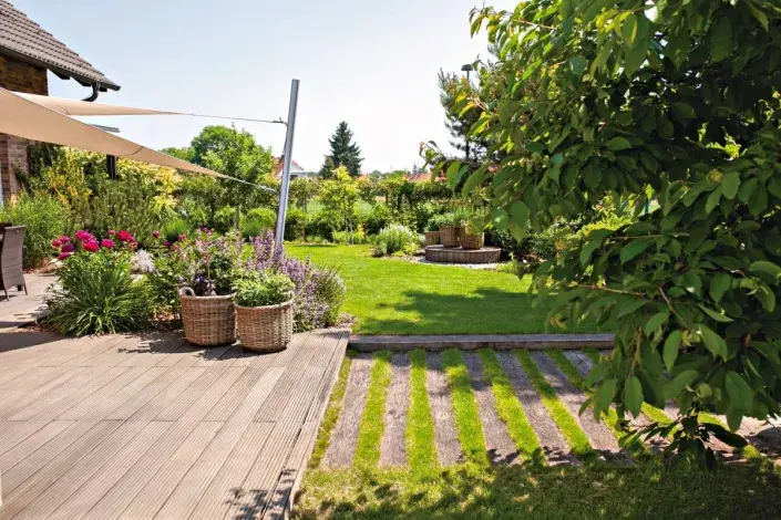 Terasa a dřevěné trámy v trávníku Terasa a dřevěné trámy v trávníku