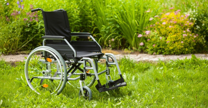 Invalidní vozík na trávníku