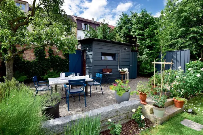 Zahradní chata a jídelní sezení Zahradní chata a jídelní sezení