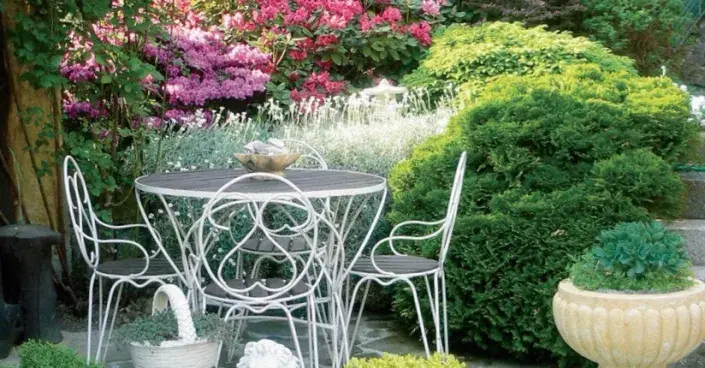 Sezení mezi kvetoucími a stálezelenými keři Sezení mezi kvetoucími a stálezelenými keři