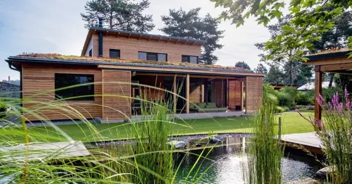 Rodinný dům a koupací jezírko Rodinný dům a koupací jezírko