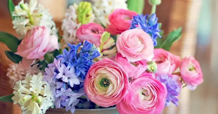 Jarní kytice z hyacintů a pryskyřníků Jarní kytice z hyacintů a pryskyřníků