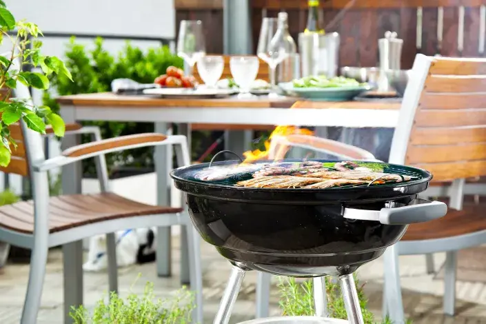 Gril a venkovní nábytek na balkoně Gril a venkovní nábytek na balkoně