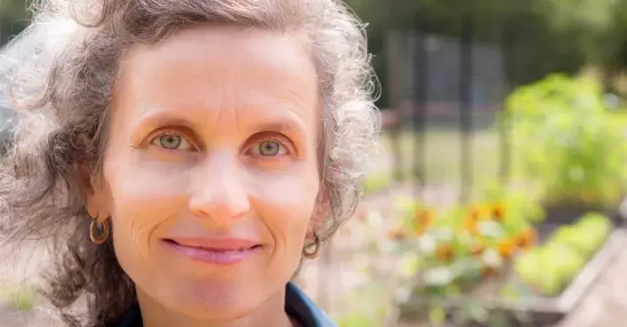 Usmívající se žena v zahradě