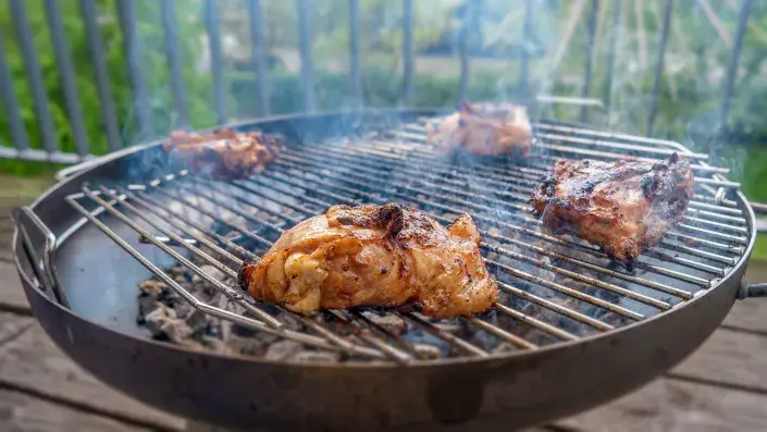 Kuřecí stehýnka grilovaná na balkoně Kuřecí stehýnka grilovaná na balkoně