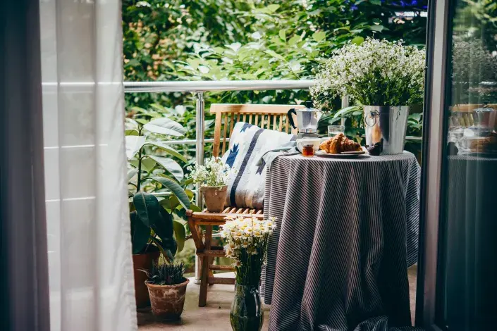 Letní balkon se stolkem a rostlinami Letní balkon se stolkem a rostlinami