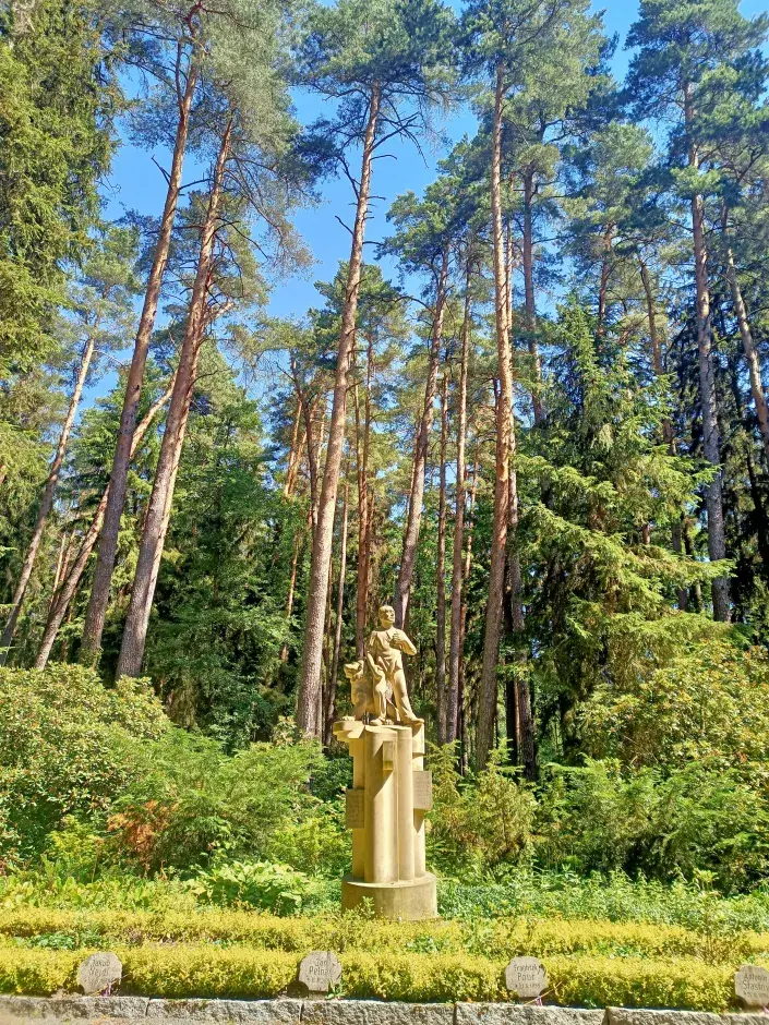 Lesní hřbitov pomník Pomník hrdinů