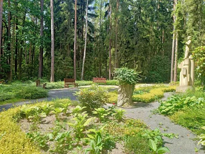 Lesní hřbitov boční vstup Lesní hřbitov