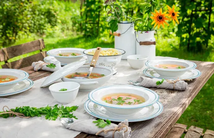 Prostředný stůl na zahradě Prostředný stůl na zahradě