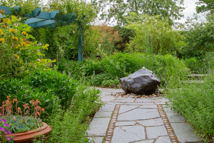 Pořiďte si pramenný kámen: tekoucí voda vnese do zahrady pohyb, zvuk i osvěžující atmosféru 