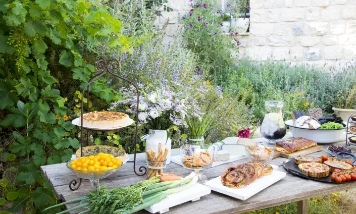 Hostina na zahradě Hostina na zahradě