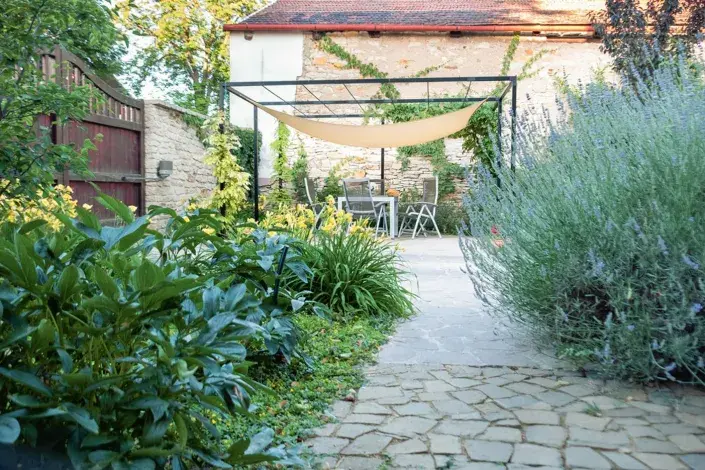 Zahradní dvorek s posezením Zahradní dvorek s posezením