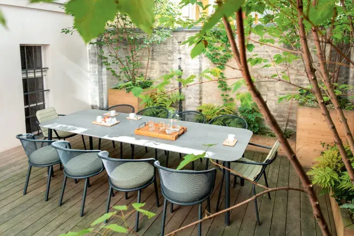 Stůl a židle na dvorku Stůl a židle na dvorku