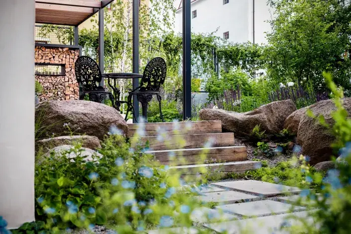 Dřevěná terasa a kovový nábytek Dřevěná terasa a kovový nábytek