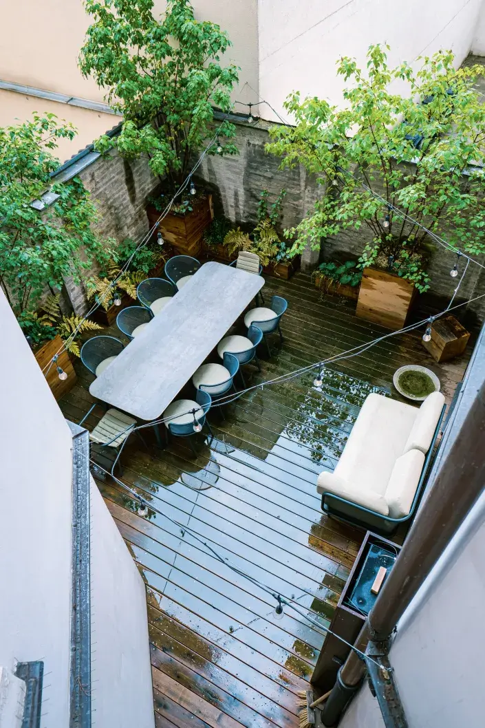 Pohled na zabydlený dvorek shora Pohled na zabydlený dvorek shora