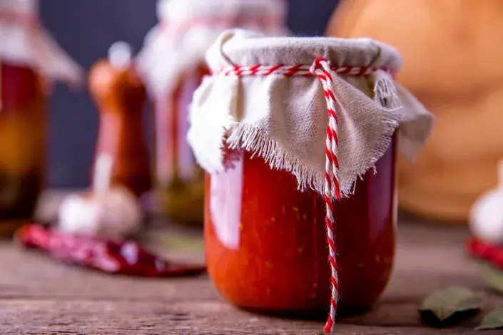 Domácí kečup zavařený ve sklenici Domácí kečup zavařený ve sklenici