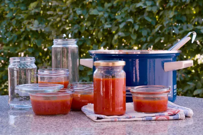 Hrnec a sklenice s domácím kečupem Hrnec a sklenice s domácím kečupem