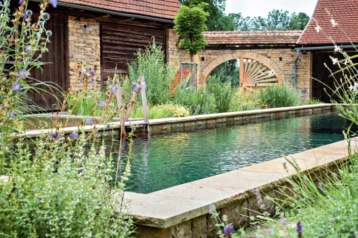 Koupací biotop ve dvoře statku Koupací biotop ve dvoře statku