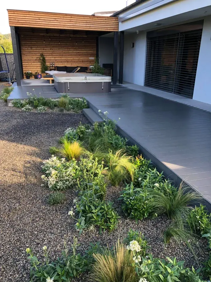 Štěrkový záhon s voštinami Štěrkový záhon s voštinami