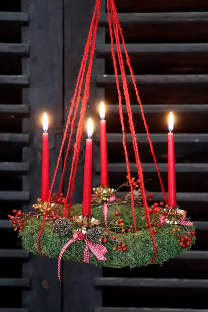 Zavěšený adventní věnec Zavěšený adventní věnec