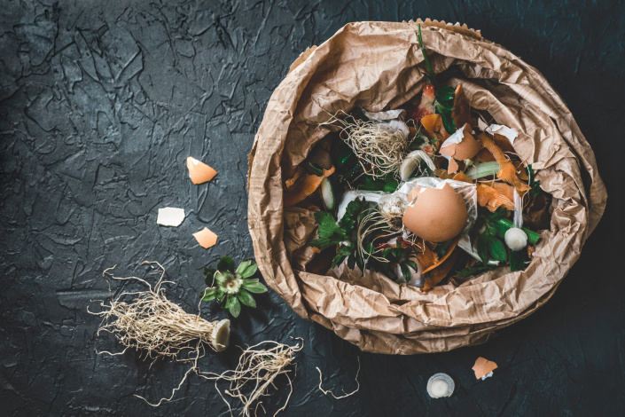 Nejjednodušší věc je dát vaječné skořápky do kompostu.