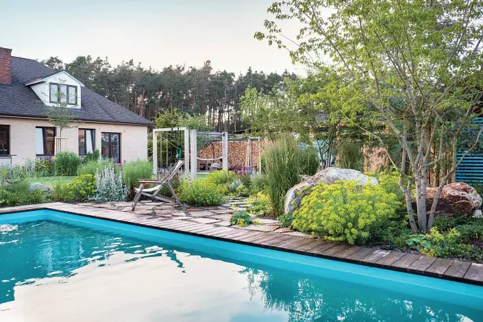 Trvalkový záhon u bazénu Trvalkový záhon u bazénu