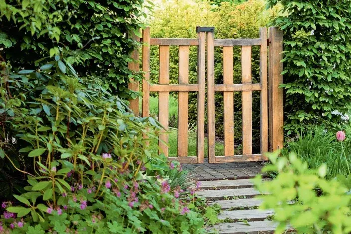 Vrátka mezi živými ploty Vrátka mezi živými ploty