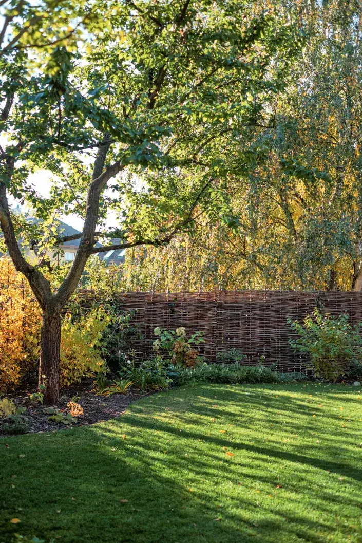 Proutěný plot na zahradě Proutěný plot na zahradě