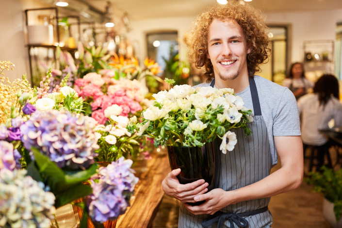 Mladý florista v květinářství Mladý florista v květinářství