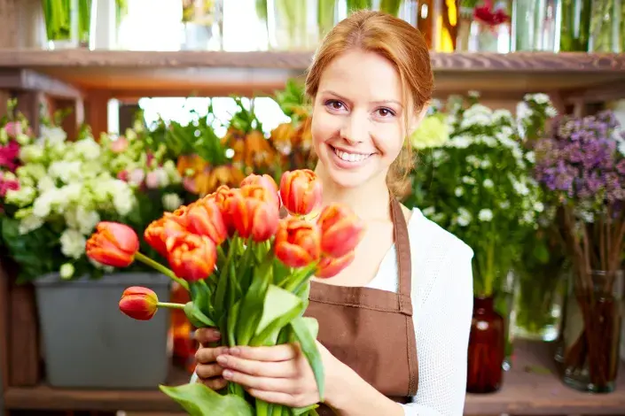 Floristka s kyticí tulipánů
