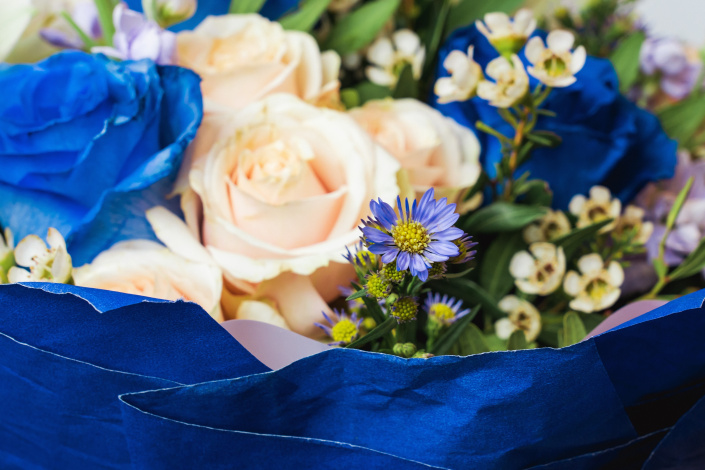Kytice a modrou růží