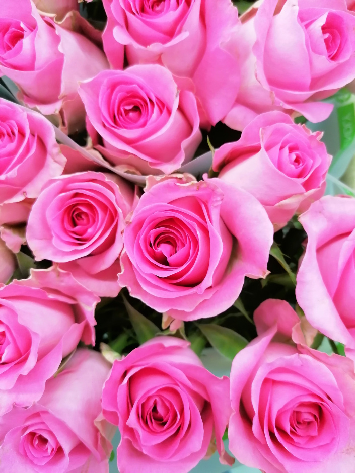 Růže bývá tradiční květinou používanou nejen do vázaných kytic, ale i do různých aranžmá s delší životností.