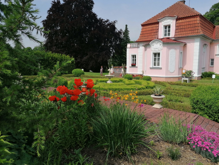 Přímo z vily je nádherný výhled na formální francouzskou zahradu