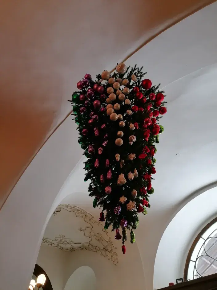 Původně visel stromeček špičkou dolů Původně visel stromeček špičkou dolů