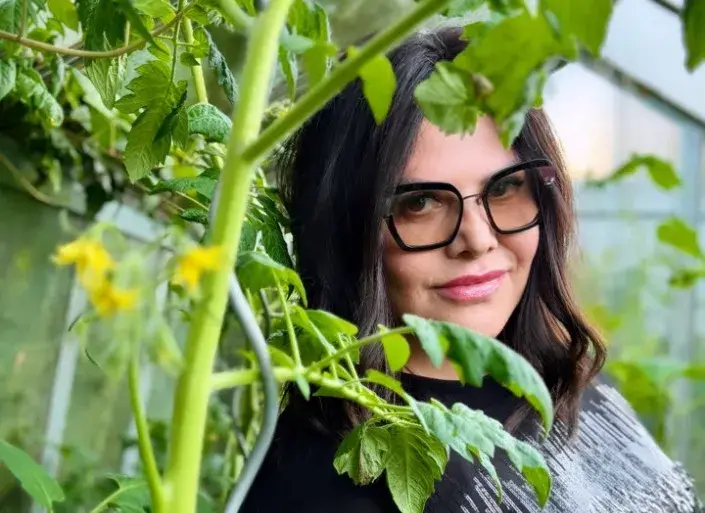 Ilona Csáková ve skleníku Ilona Csáková ve skleníku