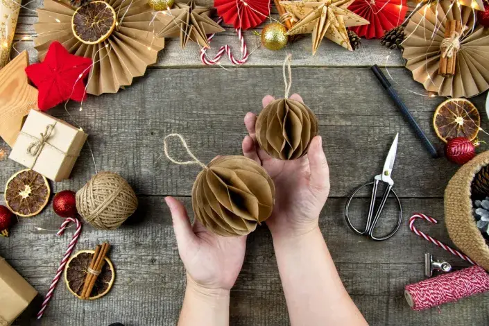 Vyrobené dekorace a ozdoby na vánoční stromeček