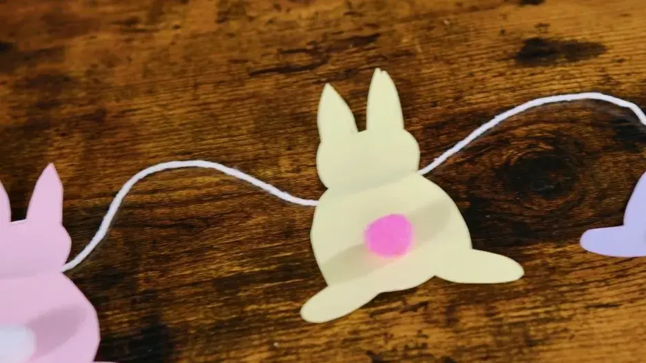 Velikonoční girlanda se zajíčky: Jak vyrobit jednoduchou jarní dekoraci z barevných papírů