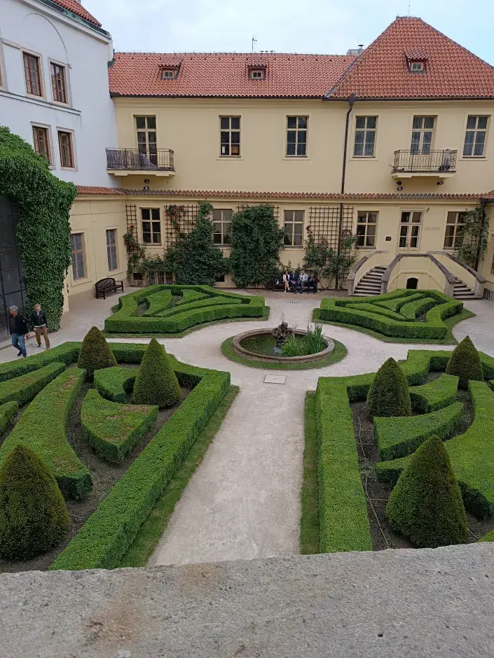 Pohled na spodní terasu zahrady 