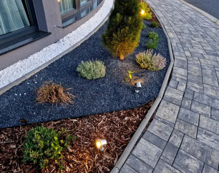 Proti plevelu může pomoci mulčování  Proti plevelu může pomoci mulčování