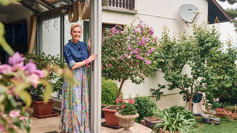 „Ptáci sklízejí třešně, já marmeládu.“ Helena Vondráčková otevřeně o své zahradě plné chutí a vzpomínek