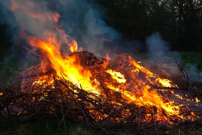 Pálení zahradního odpadu 