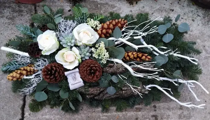 Malé světlo vzpomínek uprostřed dekorace na hrob Malé světlo vzpomínek uprostřed dekorace na hrob