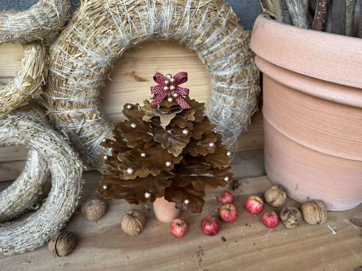 vánoční stromek z listů dubu