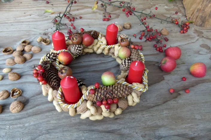 adventní věnec z ořechů