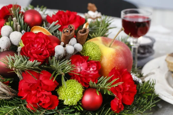 Návod na výrobu adventního věnce s čerstvými květinami