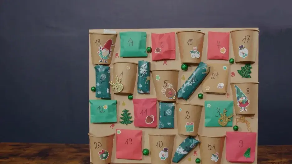 Jen málokdo tuší, jaký je pravý původ adventních kalendářů. Dnes luxus, kdysi obyčejná křída