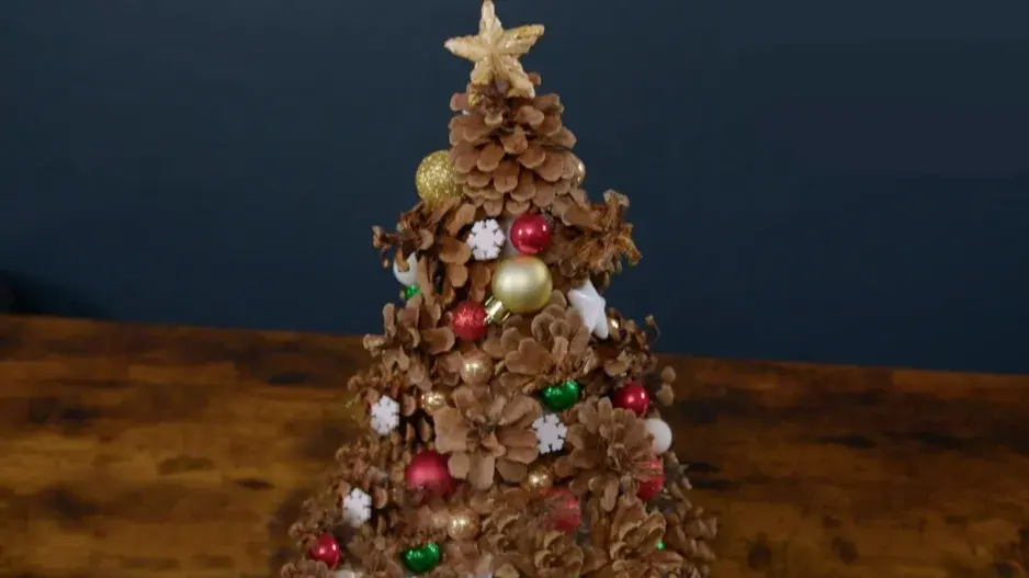 Neuvěříte, co dokáže pár šišek: Díky jednoduchému triku vyrobíte dokonalý vánoční stromeček, který neuvadne