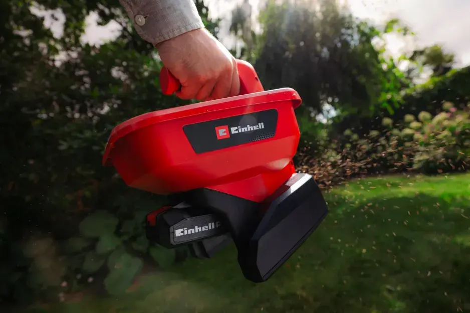 Jarní péče o trávník