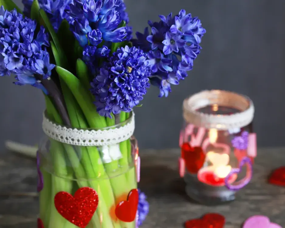 Romantické srdíčkové svícny ze sklenic jako jednoduchá dekorace s hyacinty