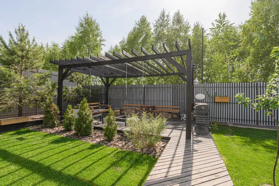 Pergola na zahradě v praxi: Jak vypadají klasické a bioklimatické pergoly Pergola na zahradě v praxi: Jak vypadají klasické a bioklimatické pergoly